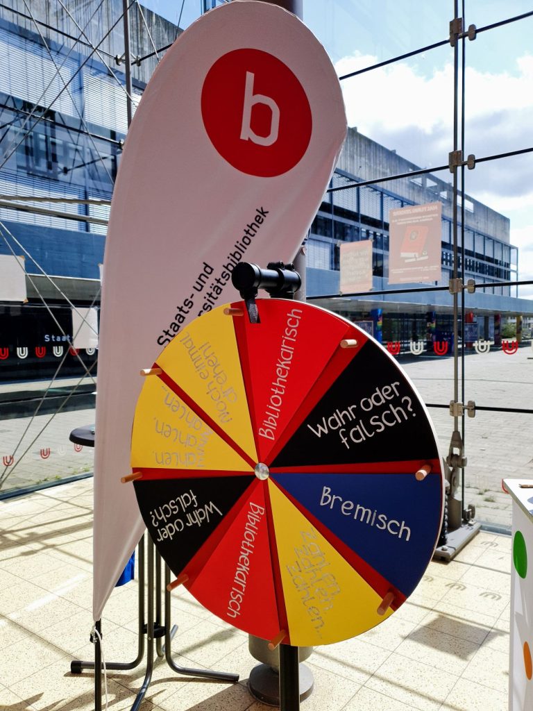 Bild eines Glücksrad beim Stand der Staats- und Universitätsbibliothek Bremen